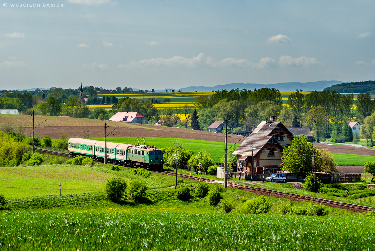 Wiosenny landszaft z pociągiem