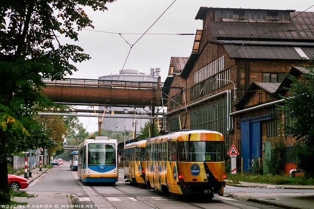 Bananowy tramwaj w przemysłowym krajobrazie