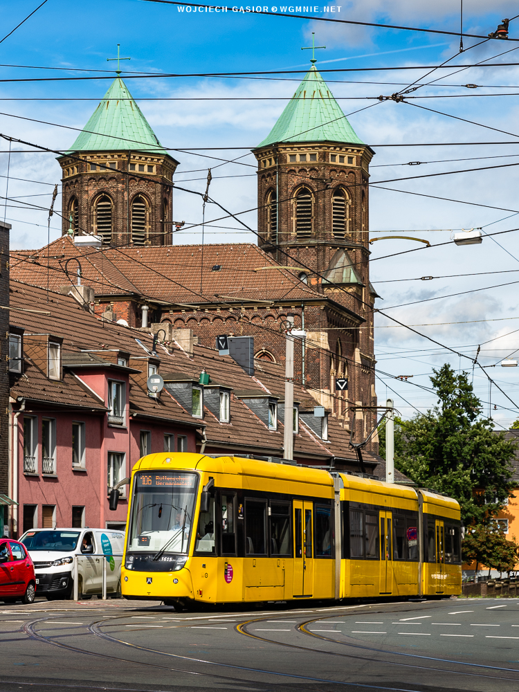Żółty tramwaj pod czerwoną cegłą