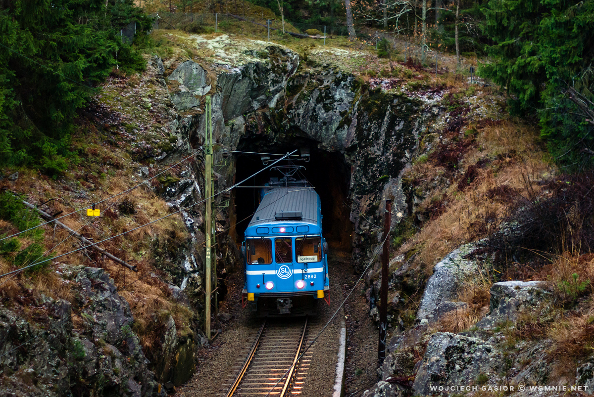 Saltsjöbanan w tunelu