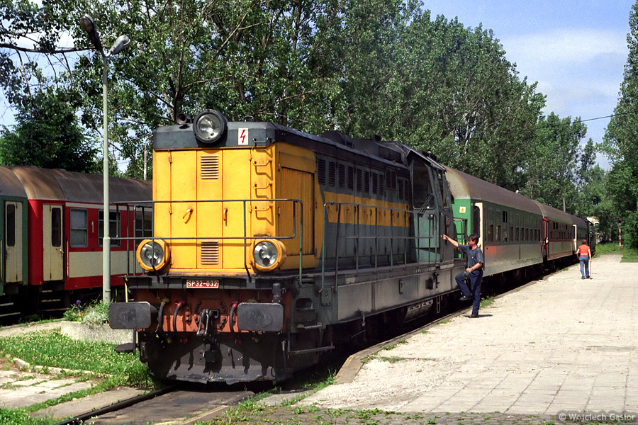 2002m-27a.jpg