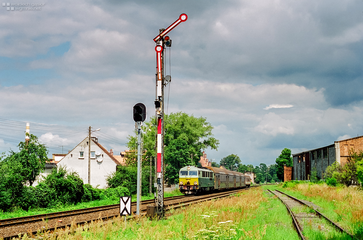Zdjęcie semafora z pociągiem w tle